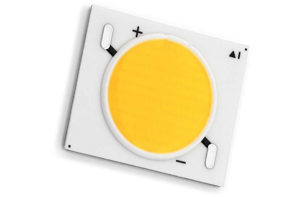 Chip LED COB với nhiều die gắn trên một đế phủ lớp phốt pho chung