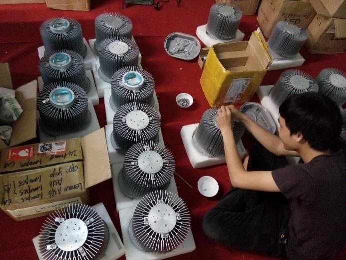 Chuẩn bị đèn LED nhà xưởng 100W tại phòng lắp ráp POTECH