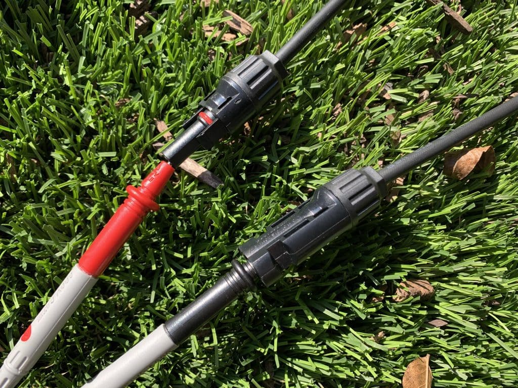 Kết nối đồng hồ vạn năng với tấm pin