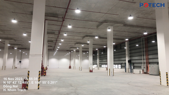 Đèn LED nhà xưởng POTECH tại một kho hàng vừa xây dựng ở Đồng Nai