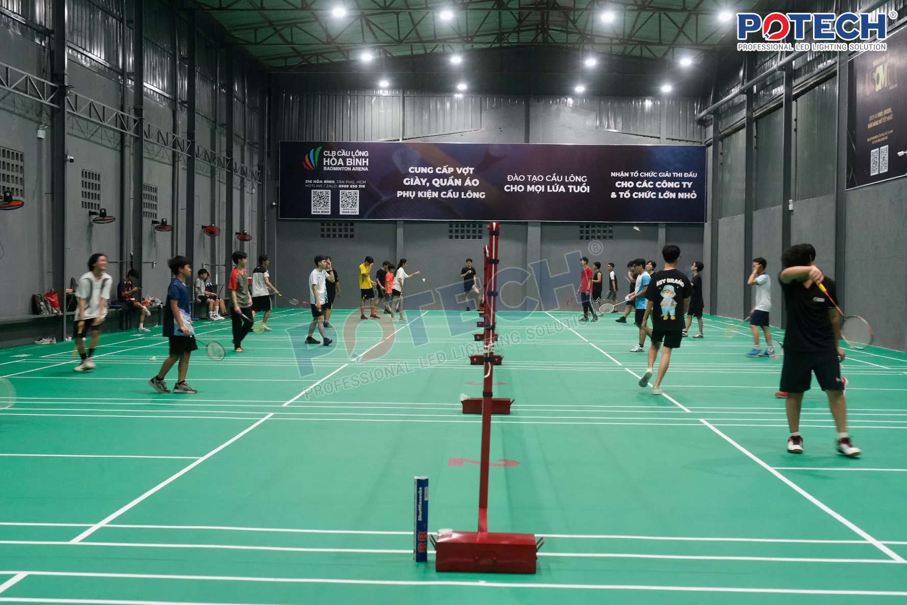 Đèn LED POTECH chiếu sáng sân cầu lông Hòa Bình