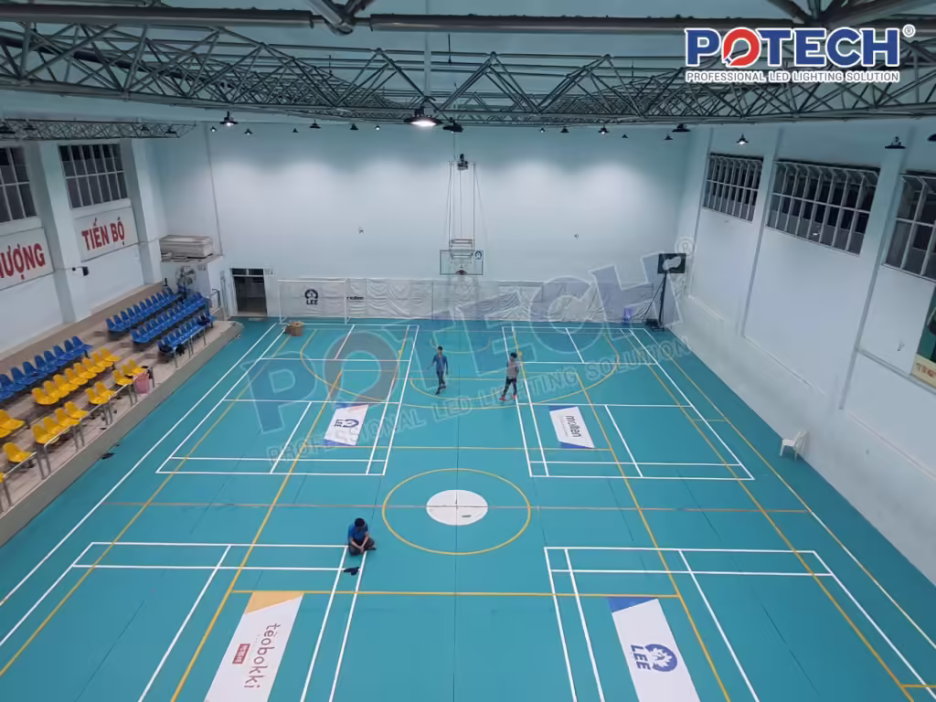 Đèn LED POTECH chiếu sáng sân cầu lông nhà thi đấu đại học Phú Nhuận