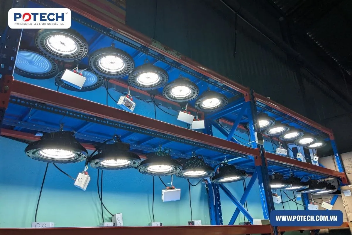 Đèn LED nhà xưởng PT UFO POTECH đang được chạy test tại khu vực kiểm tra