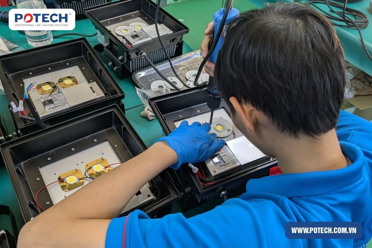 POTECH đang sản xuất đèn pha PT SPL mới