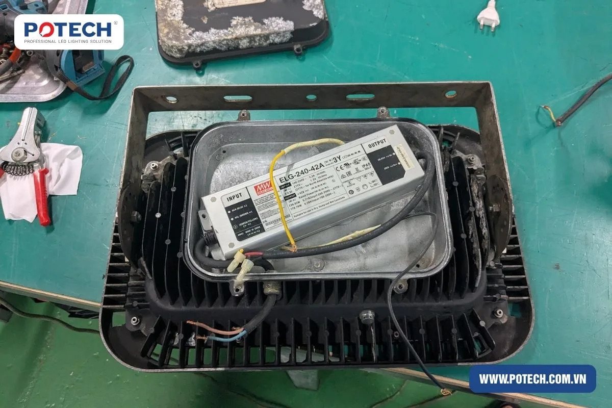 Cách xử lý đèn LED nhà xưởng khi bị chập cháy