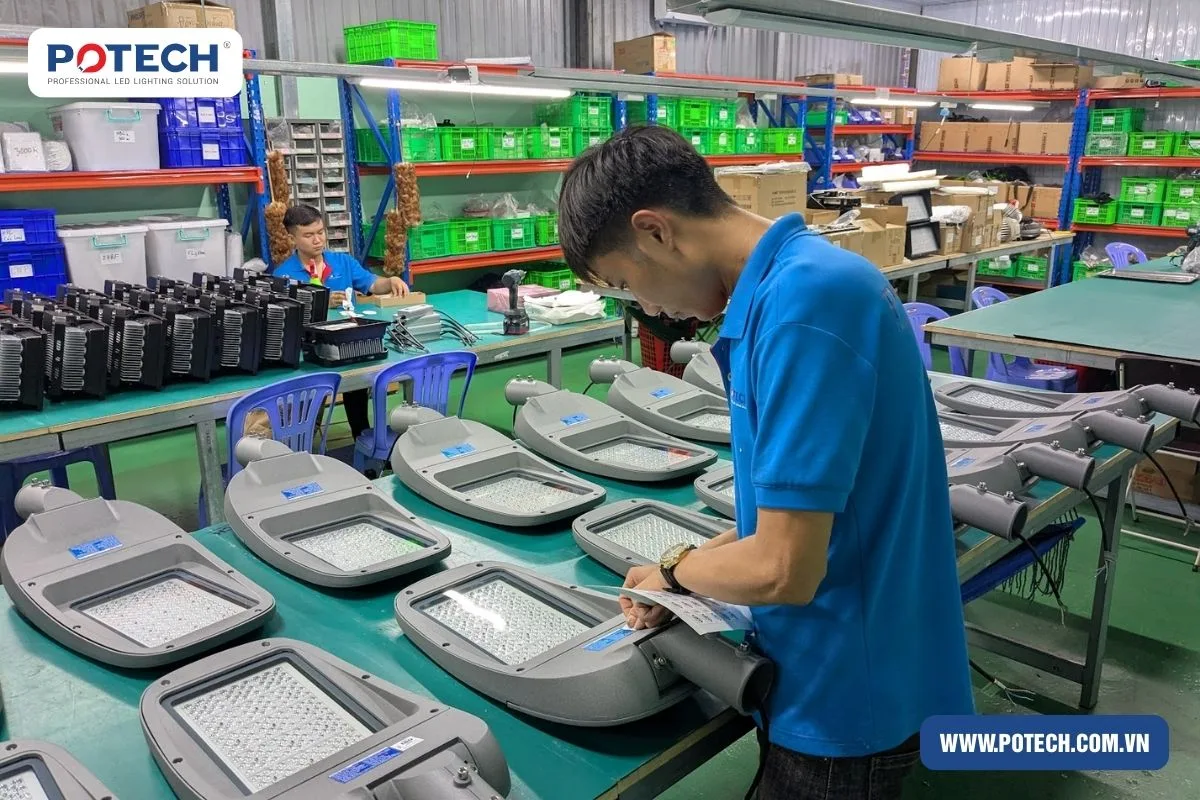 Đèn đường LED POTECH cao cấp