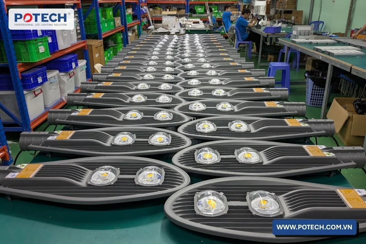 Sản xuất đèn đường LED POTECH màu xám PT SL