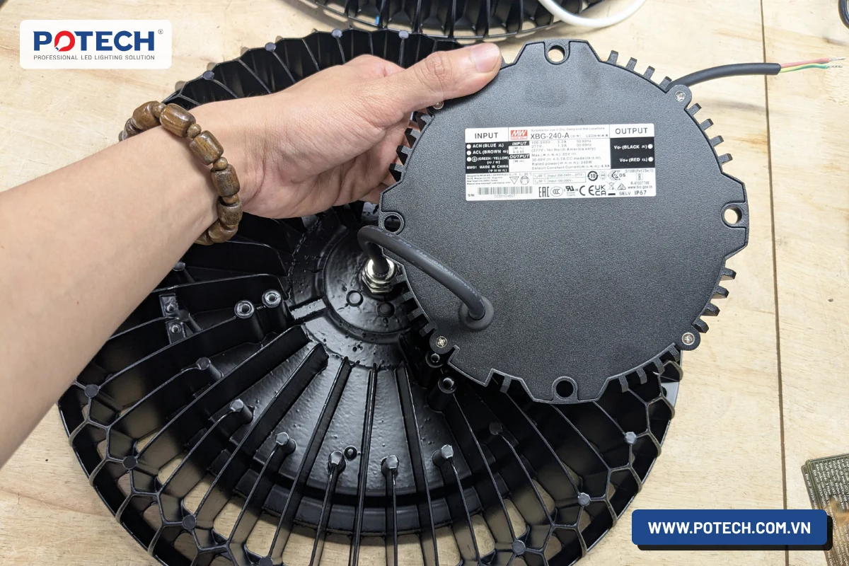 Driver Mean Well XBG-240-A 240W IP67 gắn mặt sau đèn LED highbay UFO