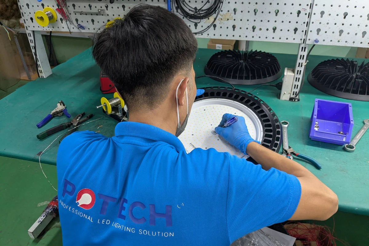 Ky thuat vien kiem tra bo mach LED va dau noi driver den highbay tai xuong san xuat POTECH