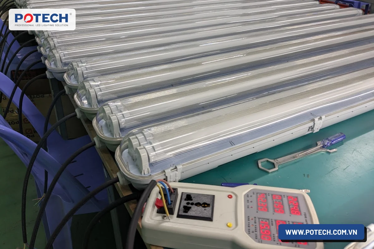 Kiem tra dien tung bo mang den PT-TPL-2T8 truoc khi giao cho khach