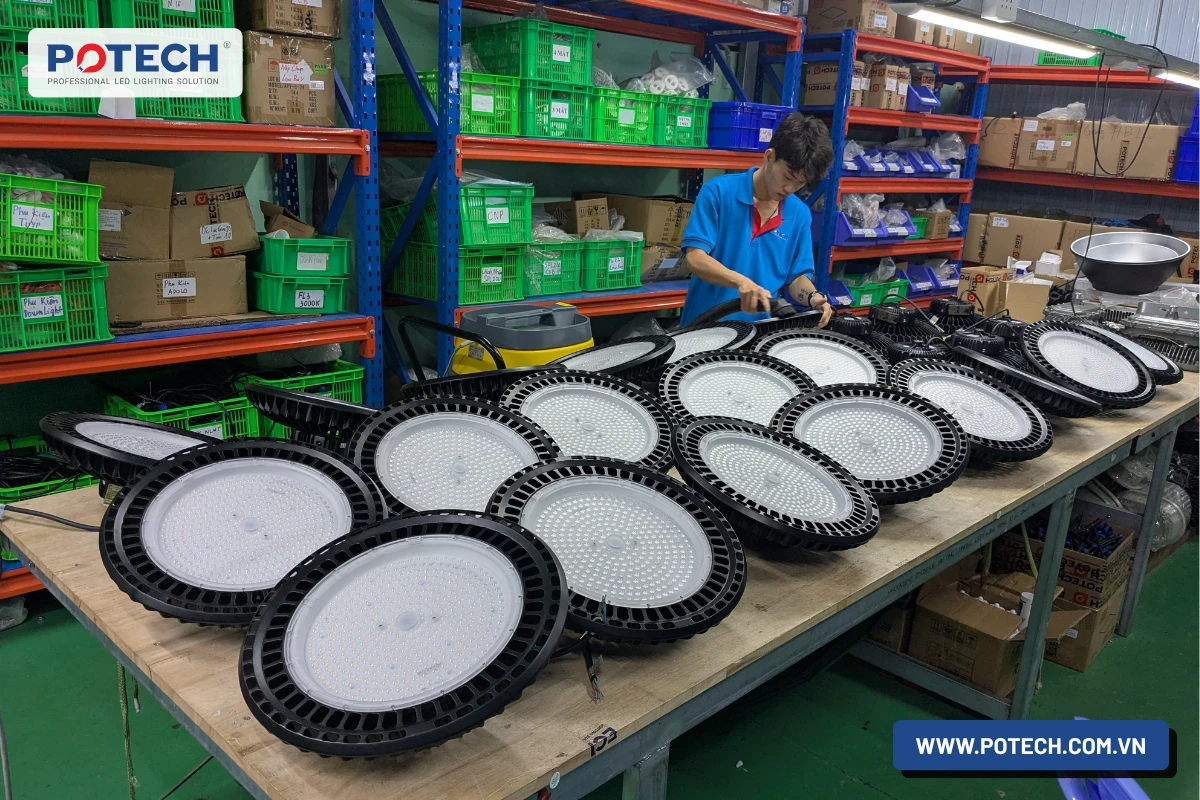 Cong nhan lap rap va dau day den LED highbay UFO tren ban tai xuong san xuat POTECH