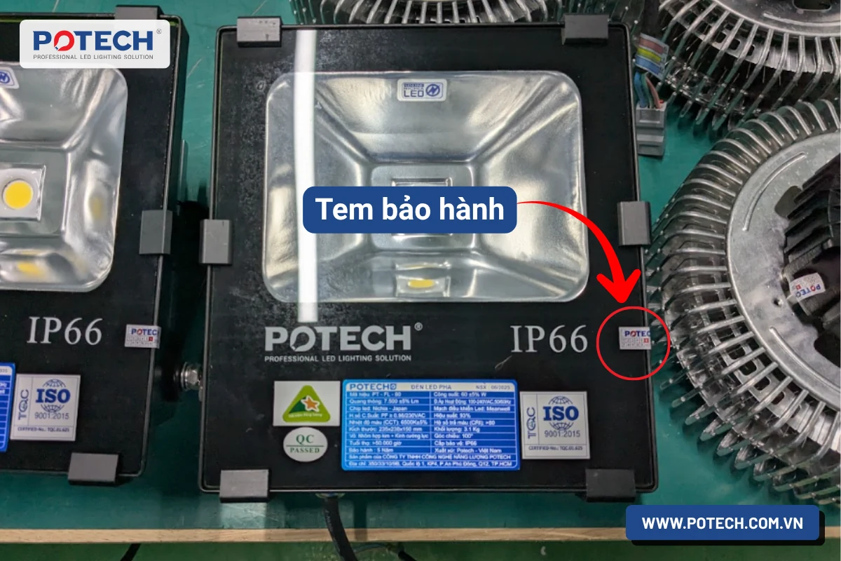 Tem bảo hành dán trên vỏ đèn LED pha POTECH, tem còn nguyên là điều kiện giữ hiệu lực bảo hành