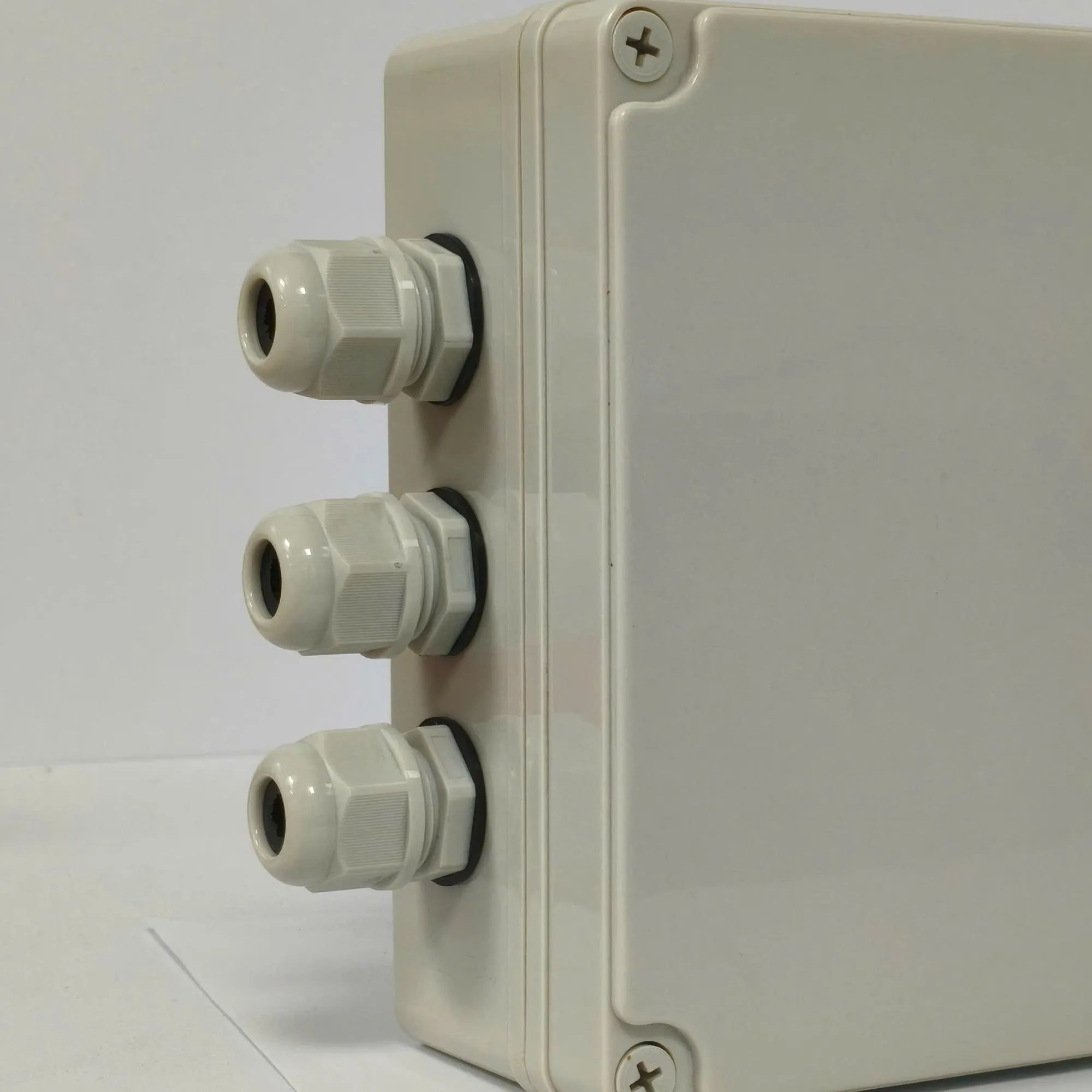 Ốc siết cáp lắp trên hộp điện